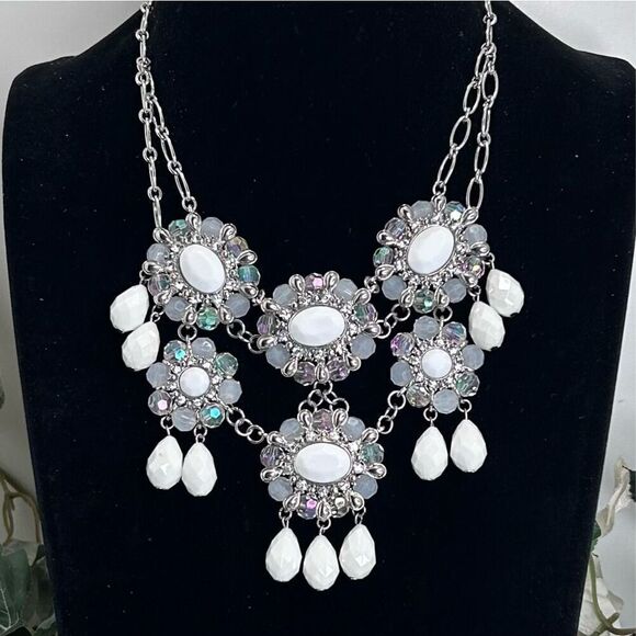 Charming Charlie Floral Bib Necklace Women's 7” Drop Silver-tone & White Chunky - Picture 4 of 8